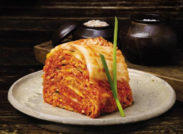 在韩外国人共制“越冬泡菜” 体验传统饮食文化