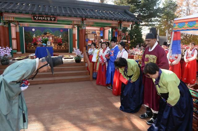 韩国举行跨国婚姻家庭联合婚礼