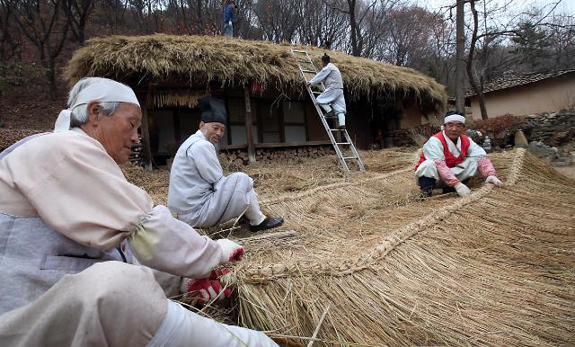 韩国民俗村为草屋越冬做准备