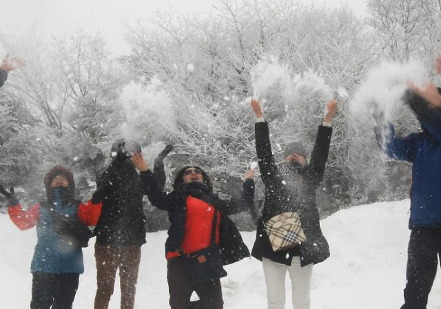 汉拿山迎降雪 游客与雪“亲密接触”