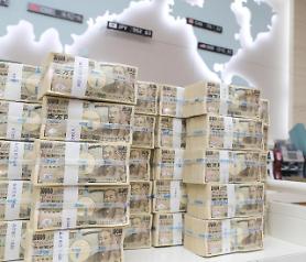 Yen falls to 7-year low against dollar in New York  