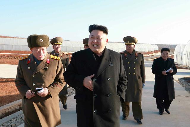 金正恩视察朝鲜人民军蔬菜大棚
