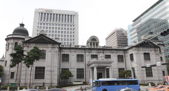 South Koreas central bank keeps base rate unchanged at 2% 
