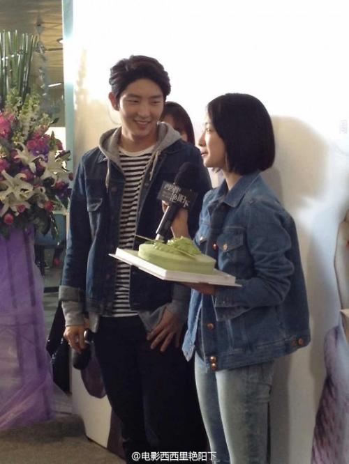 李准基上演快闪舞求爱周冬雨 提前庆生贴心喂蛋糕