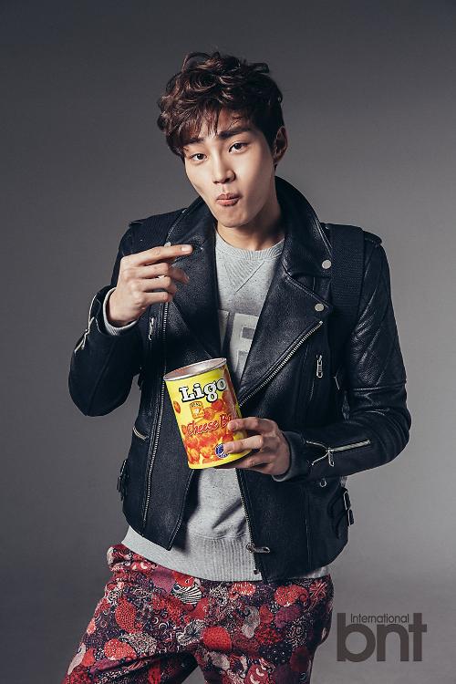 演员金宰英拍写真 大秀腹肌展现十足男人味