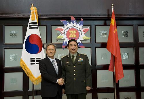 中韩防长下月在首尔举行会谈 促进两国军事领域合作
