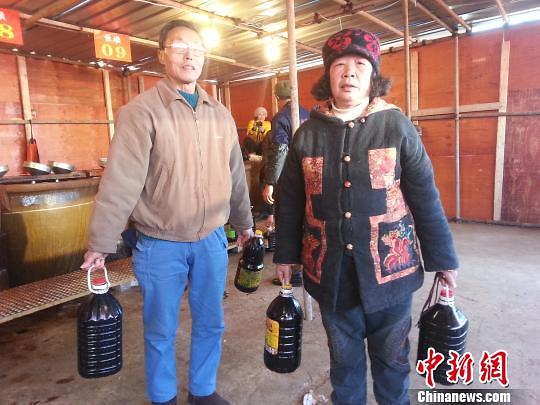 江苏镇江万人排队打酱油 最多者打700斤