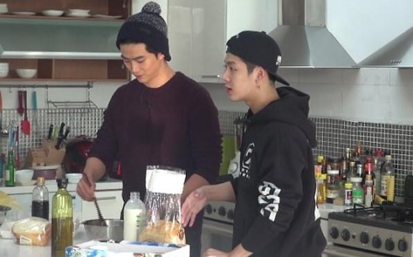 玉泽演录制《Roommate》 变身大厨展暖男气质