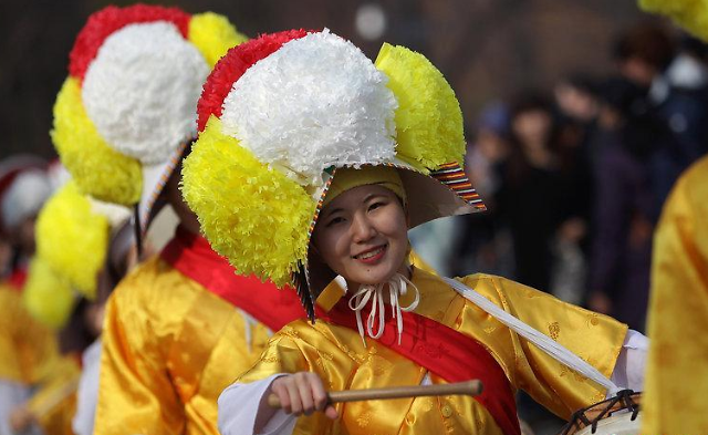 韩国民众载歌载舞庆祝新年到来