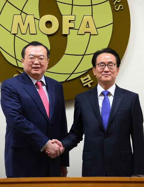 中韩外交部部长助理会谈 商半岛局势展望两国前景