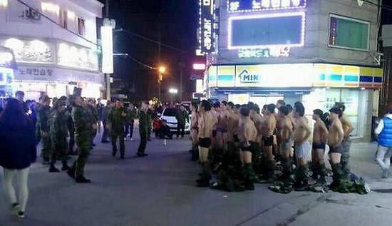韩国预备役军人闹市只穿内裤手叉腰唱军歌