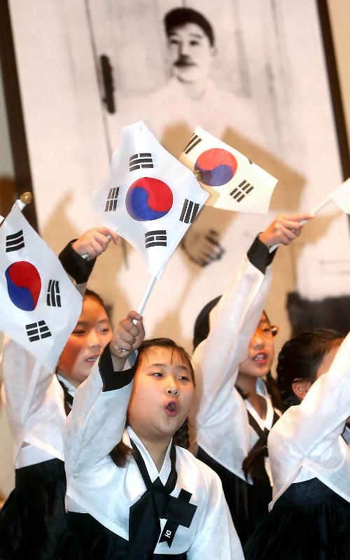 韩国举行“纪念安重根殉国105周年”追悼仪式