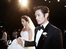 Actress Lee Min-jung, wife of actor Lee Byung-hun, gives birth to 1st child; its a boy 