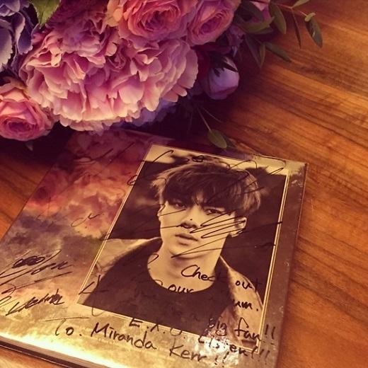 米兰达·可儿发认证照 感谢EXO吴世勋赠唱片