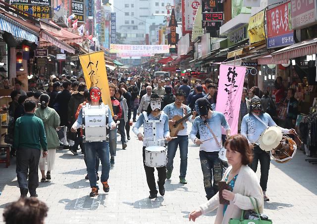 大型韩国传统文艺表演在南大门市场举行