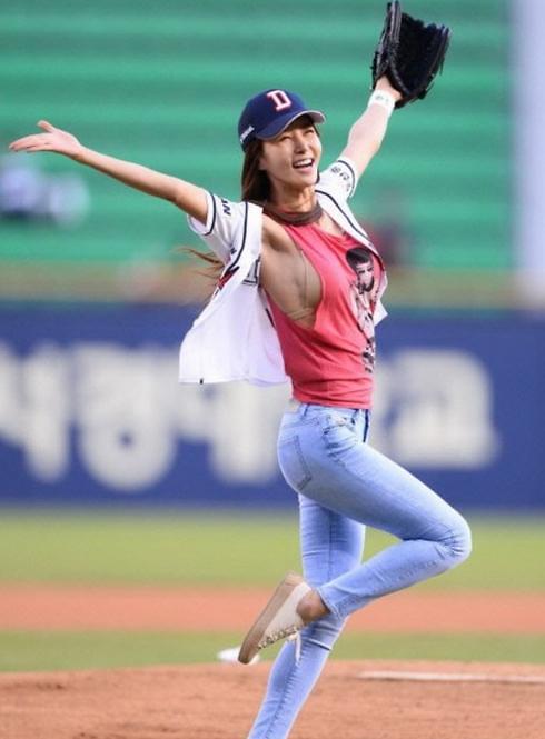 韩国棒球宝贝火辣热舞 开球女星秀裸色内衣