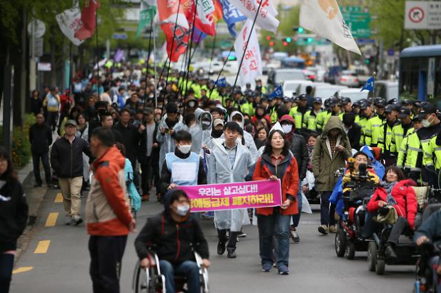韩国残疾人街头游行呼吁社会消除歧视
