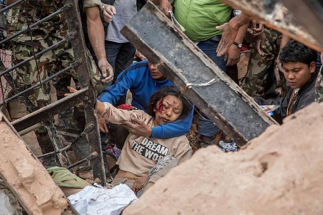 尼泊尔强震遇难人数持续上升 中国紧急撤离尼泊尔游客获赞