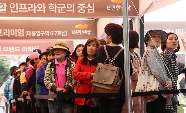 Prospective homebuyers pack show house of apartment complex in Seoul 