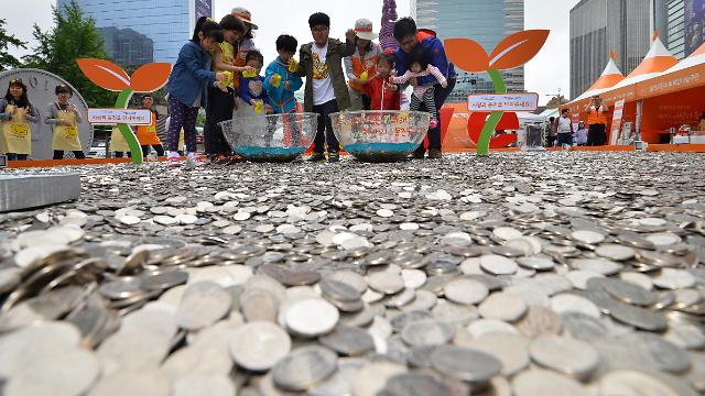 Children join coin donation campaign for victims of Nepal earthquake