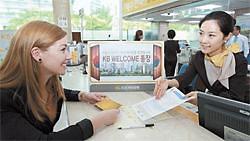 为争外国人顾客 韩国银行周日不休ATM设置17种语言