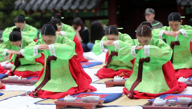 韩国中学生着传统服饰参加成人礼