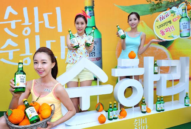 New brand of soju with low alcohol content popular among young women 