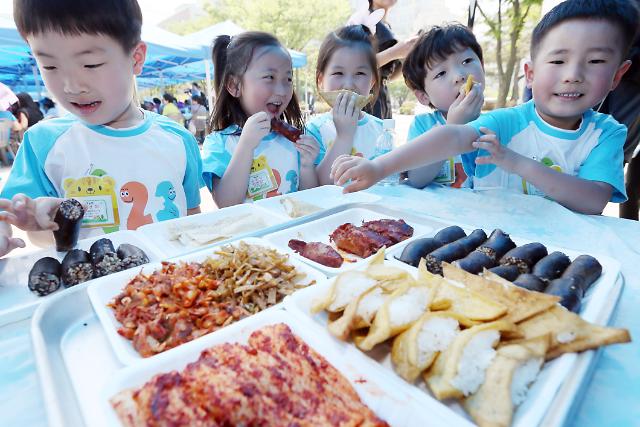 韩国儿童品味朝鲜美食