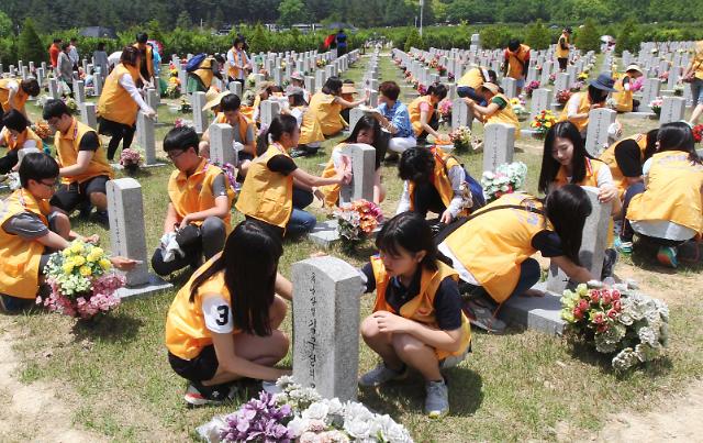 韩国学生扫墓悼念先烈