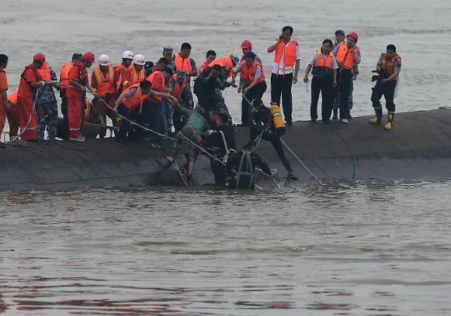 “东方之星”客船翻沉事故 搜救人员全力搜救