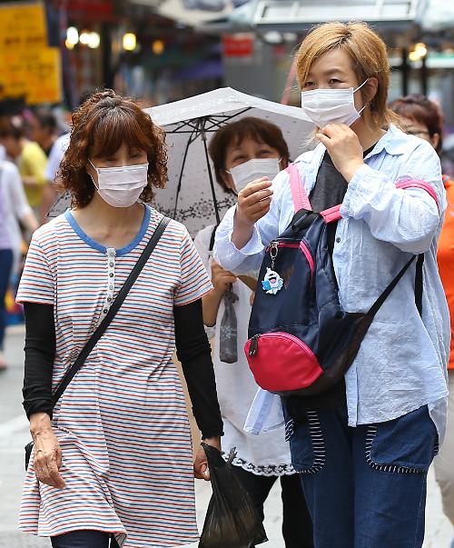 外国游客佩戴口罩购物