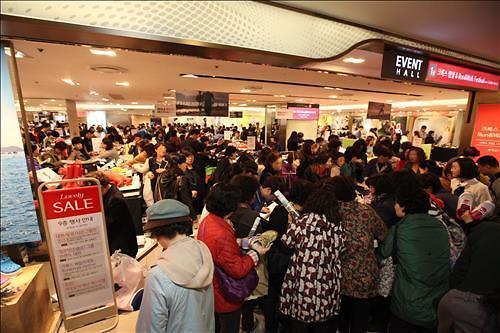 韩各大百货店下周打折 望重燃消费者购物热情
