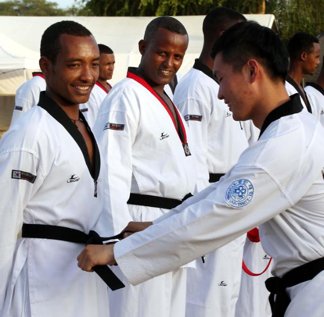 18 foreign soldiers on UN peace-keeping mission in South Sudan earn black belts in taekwondo 