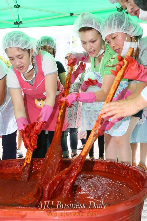 Immigrant women experience gochujang-making 