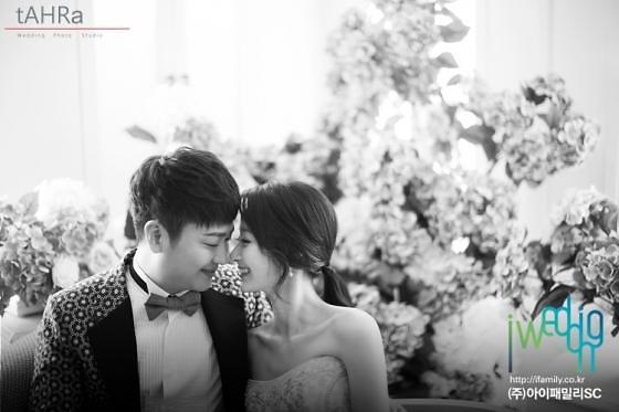Pre-wedding photos of trot singer Park Hyun-bin and bride-to-be unveiled 