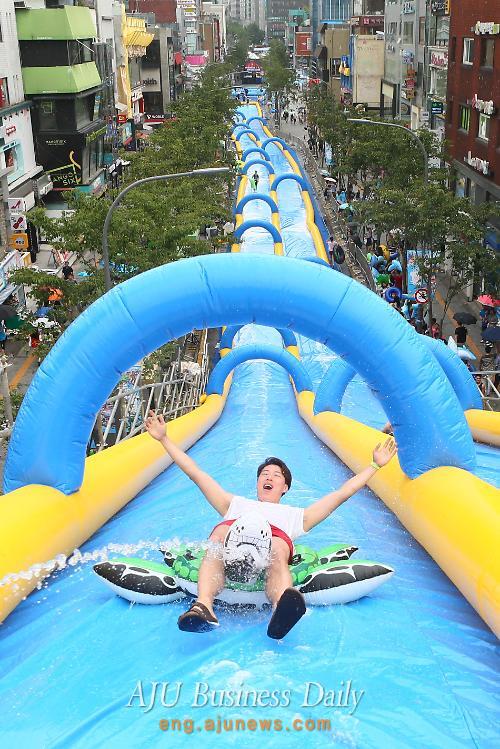 A 350-meter-long water slide in Seoul 