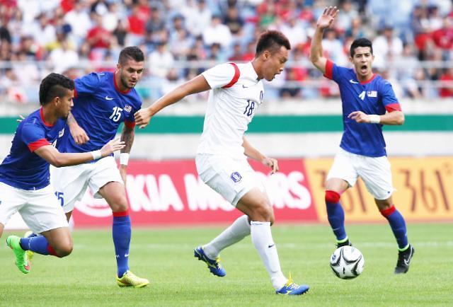 Towering striker Kim Shin-wook joins in national team coach Stielikes roster for East Asian Cup 