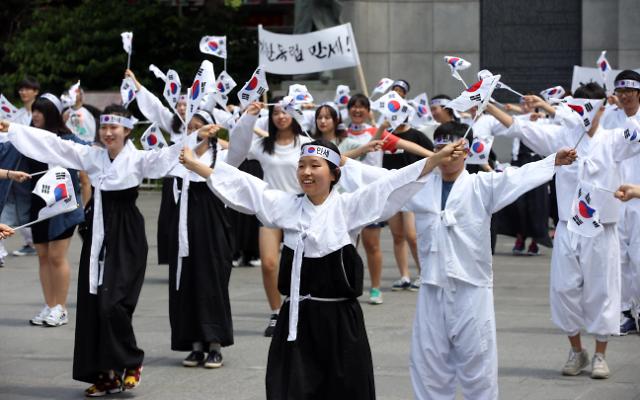 纪念光复70周年快闪活动现身首尔塔谷公园