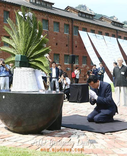 Ex-Japanese PM kneels before monument for Korean independence fighters during colonial period 