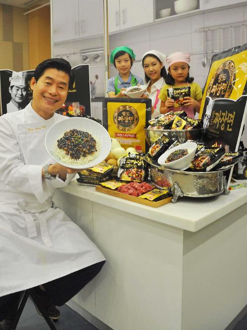 Chinese chef Lee Yeon-bok promotes Paldos new black bean paste ramyeon 