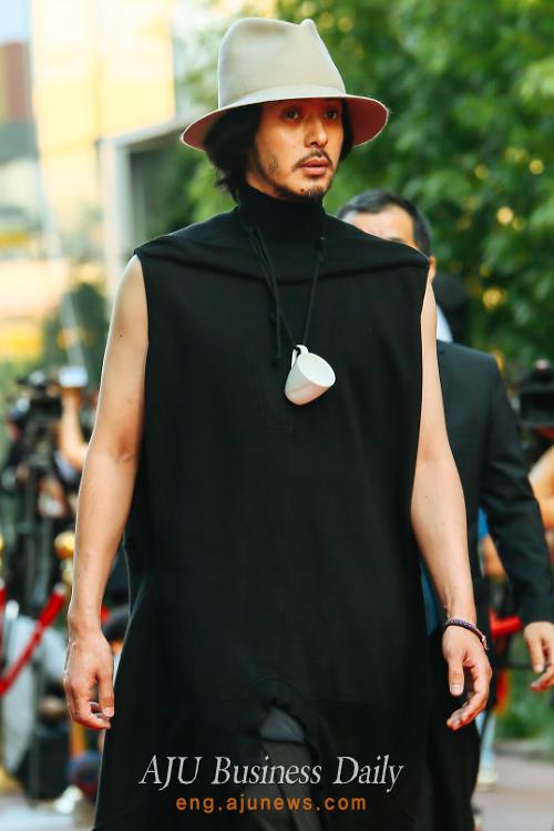 Japanese actor Odagiri Joe walks on red carpet at Seoul International Drama Awards 