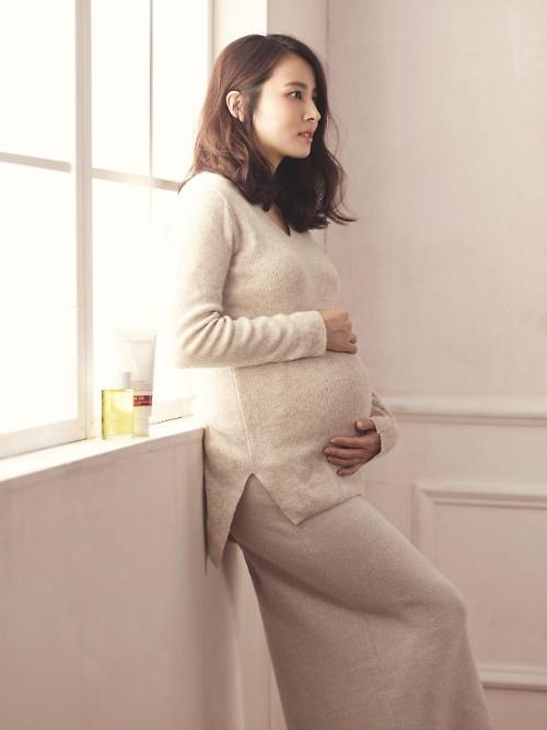 Actress Han Hye-jin, wife of football star Ki Sung-yueng, gives birth to daughter 