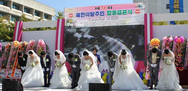 “脱北者”夫妇在韩举行集体婚礼
