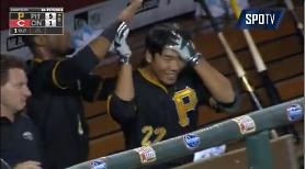 Pirates Kang Jung-ho receives standing ovation