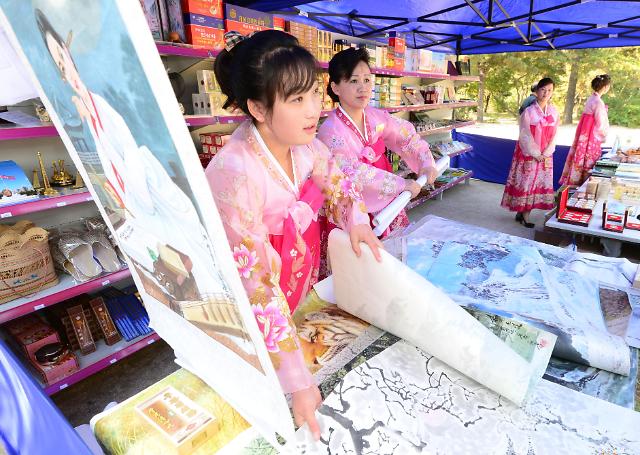 North Korean female shopkeepers in hanbok 