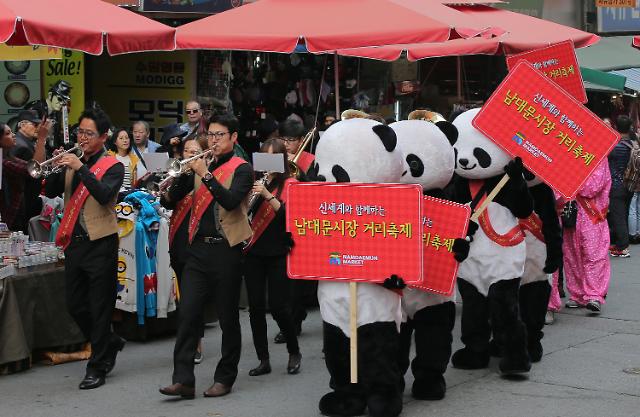 熊猫上街迎中国游客