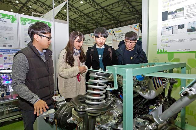 울산대학교 그린카인재양성센터가 마련한 창의인재양성관에서 학생들이 하이브리드 및 가솔린 엔진 작동원리에 대해 설명을 듣고 있다. [사진제공=울산대]