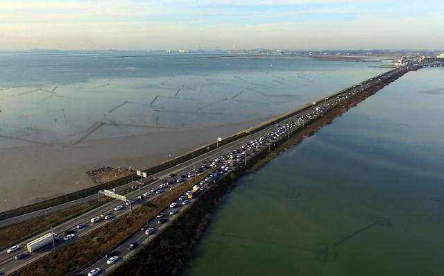 韩国西海大桥火灾后重新开放右方车道行驶