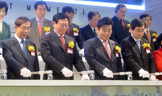 韩国乐天世界塔举行“上梁仪式”