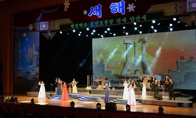 文章   据朝鲜中央通讯社3日报道,由朝鲜旺载山艺术团及青峰乐团参演